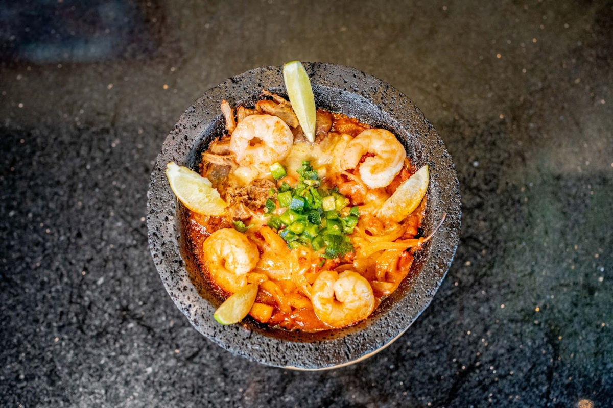 Shrimps with sauce and mixed vegetables